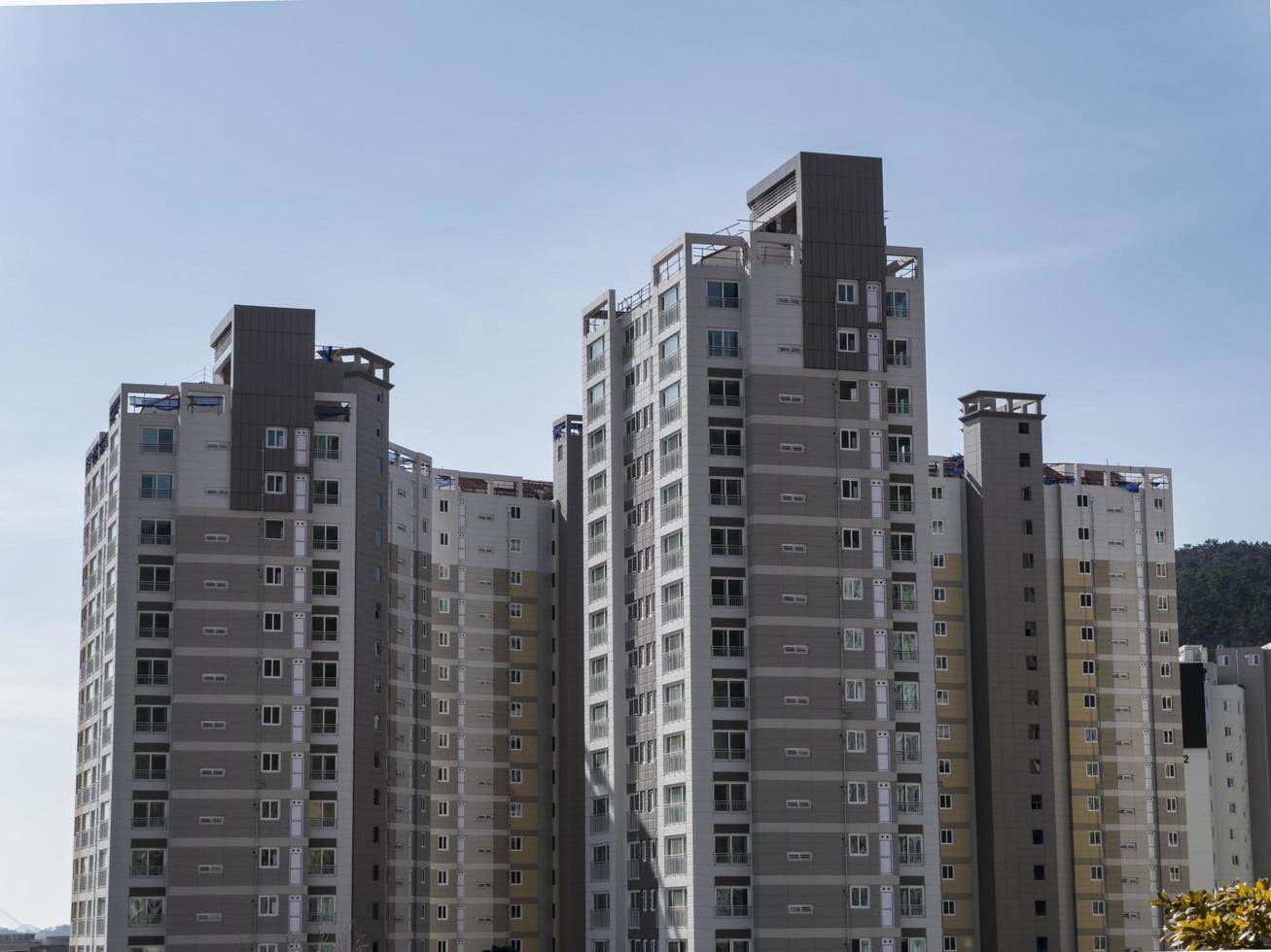 el día soleado y la zona rica en la ciudad de yeosu con grandes edificios. foto