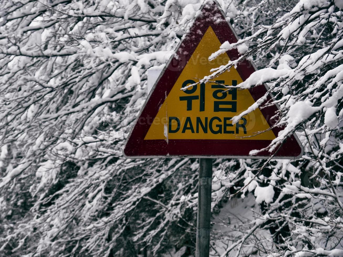 peligro. la señal de tráfico cerca del parque nacional de seoraksan. Corea del Sur. foto