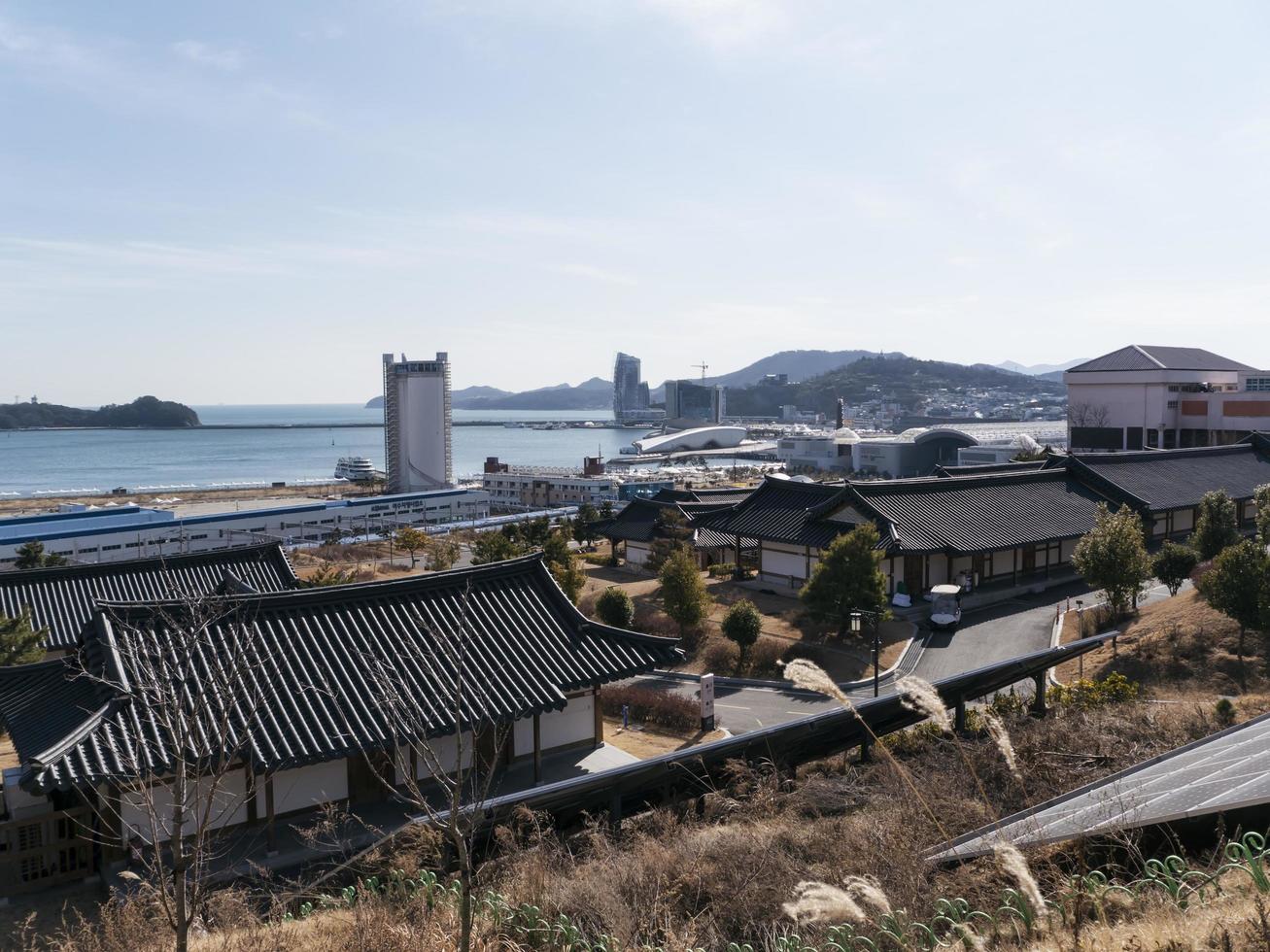 casas asiáticas en el barrio residencial de la ciudad de yeosu. Corea del Sur foto