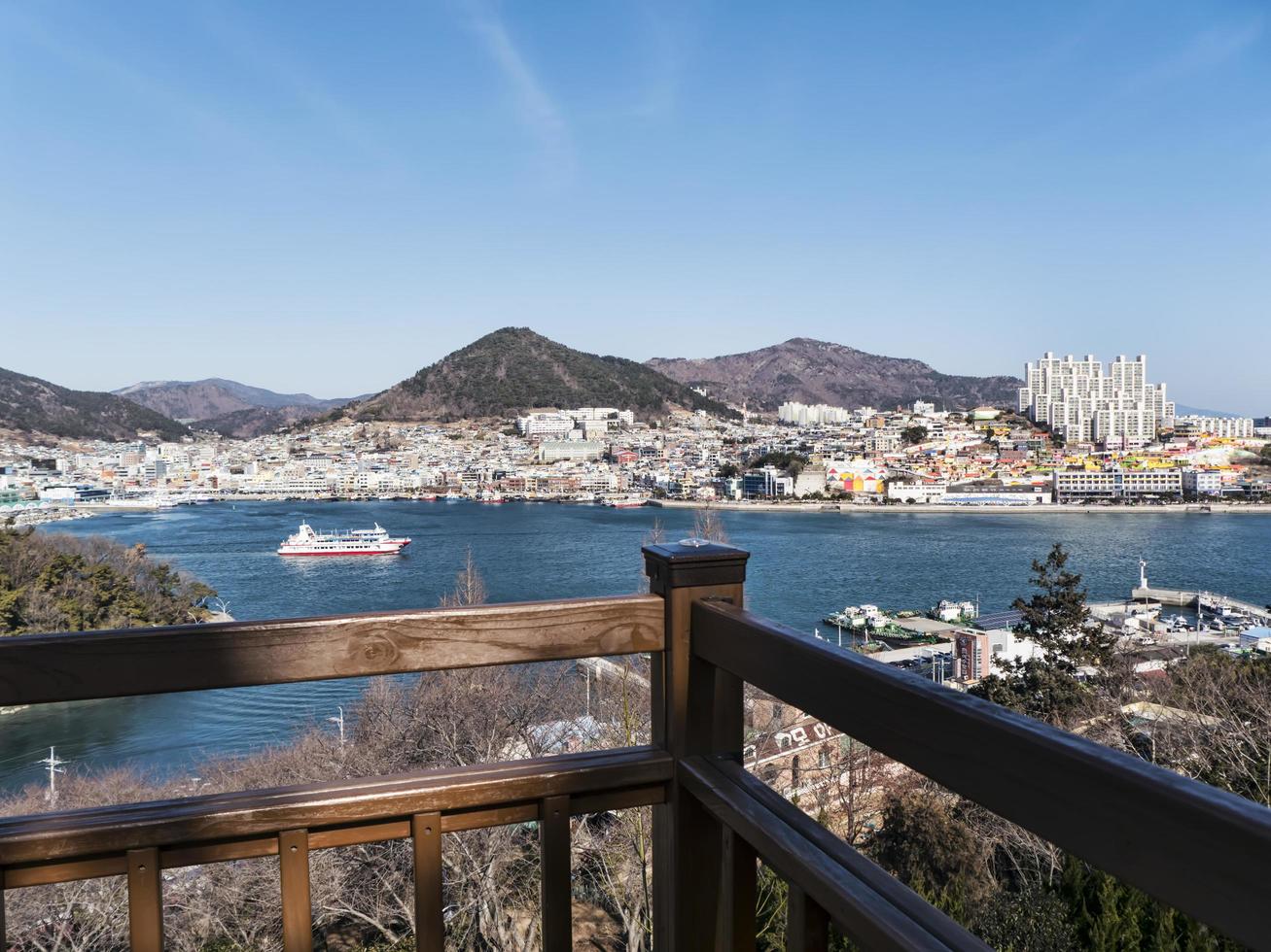 gran barco en la bahía de la ciudad de yeosu. Corea del Sur foto