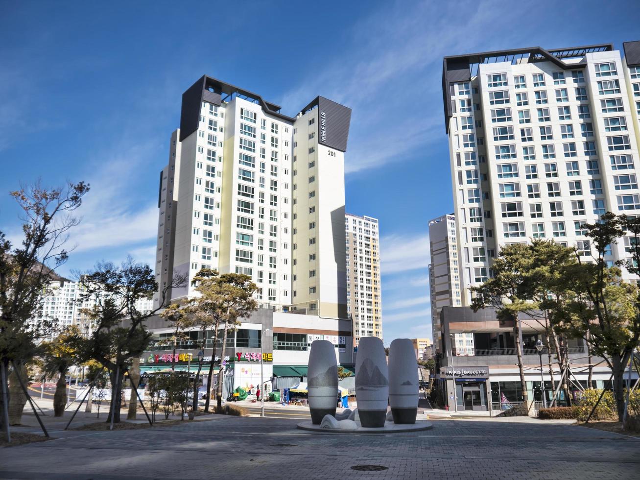 yeosu, corea del sur. el día soleado y la zona rica en la ciudad de yeosu con grandes edificios. foto