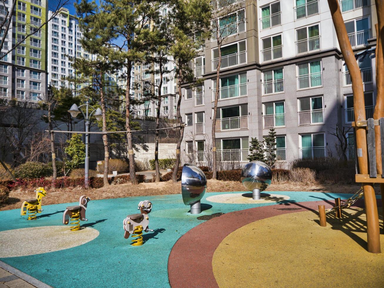 el patio de recreo para niños y grandes edificios en una zona rica de la ciudad de yeosu. Corea del Sur foto