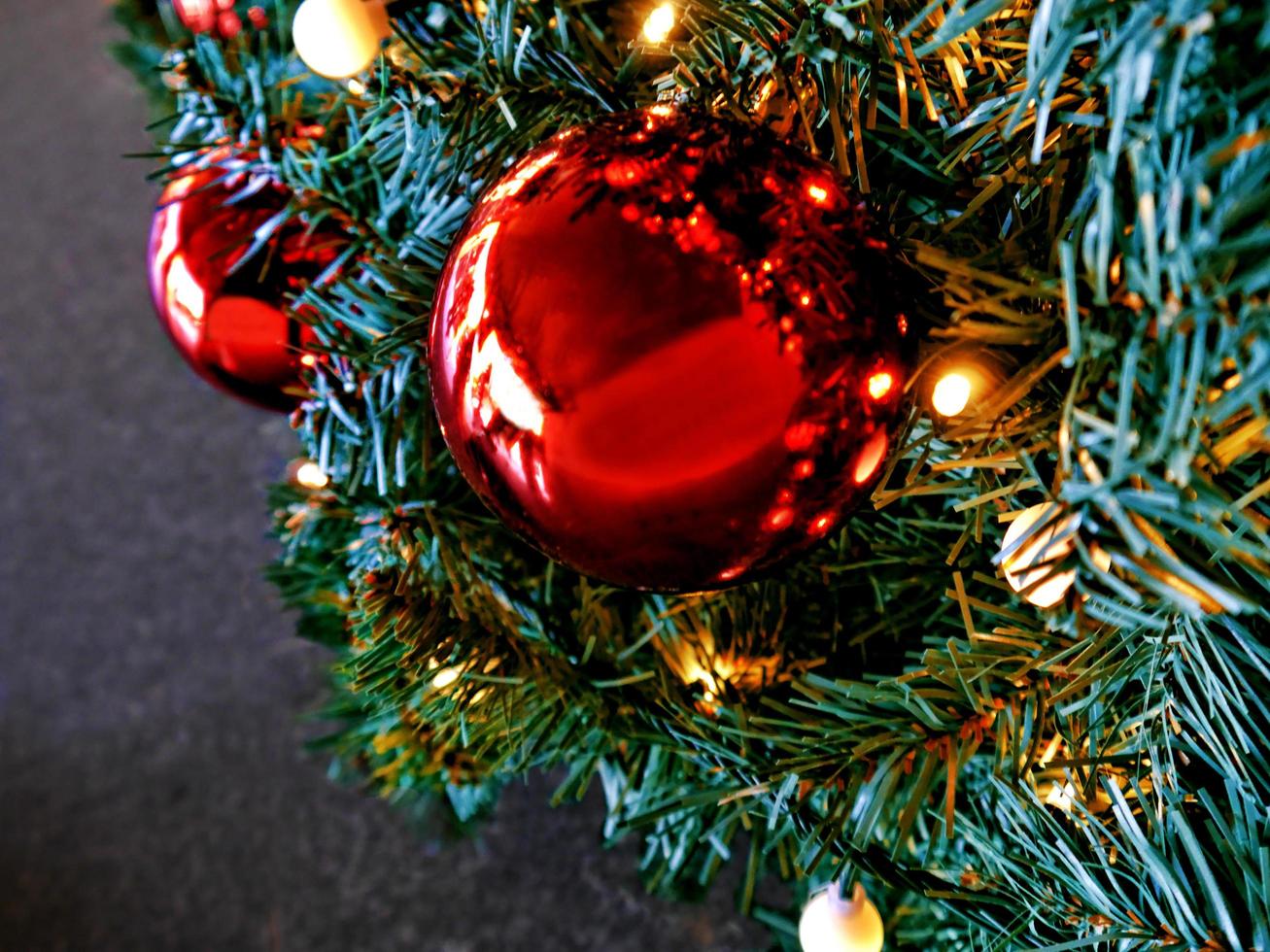 árbol de navidad con decoraciones foto