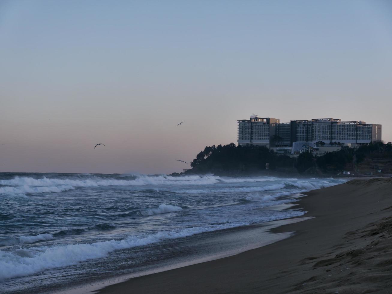 vista al hotel lotte desde playa sokcho. Corea del Sur foto