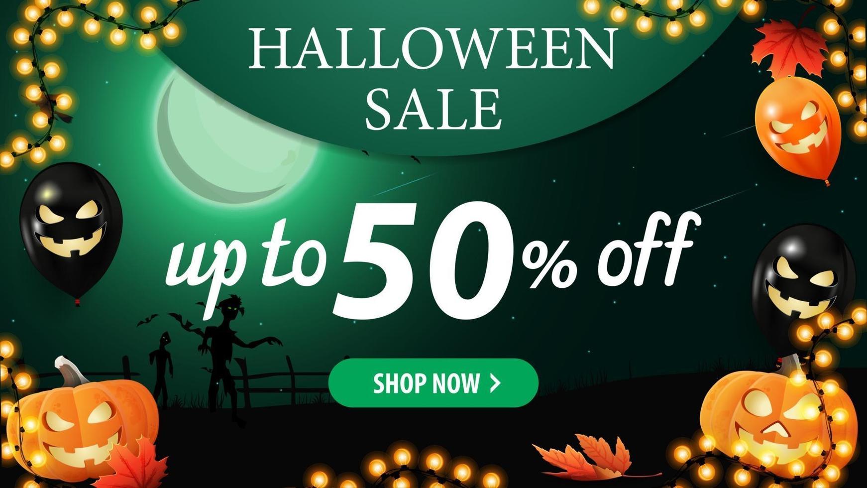 venta de halloween, banner de descuento horizontal verde con paisaje verde de halloween en el fondo, globos de halloween, guirnaldas y calabazas. banner de descuento con hasta 50 de descuento vector