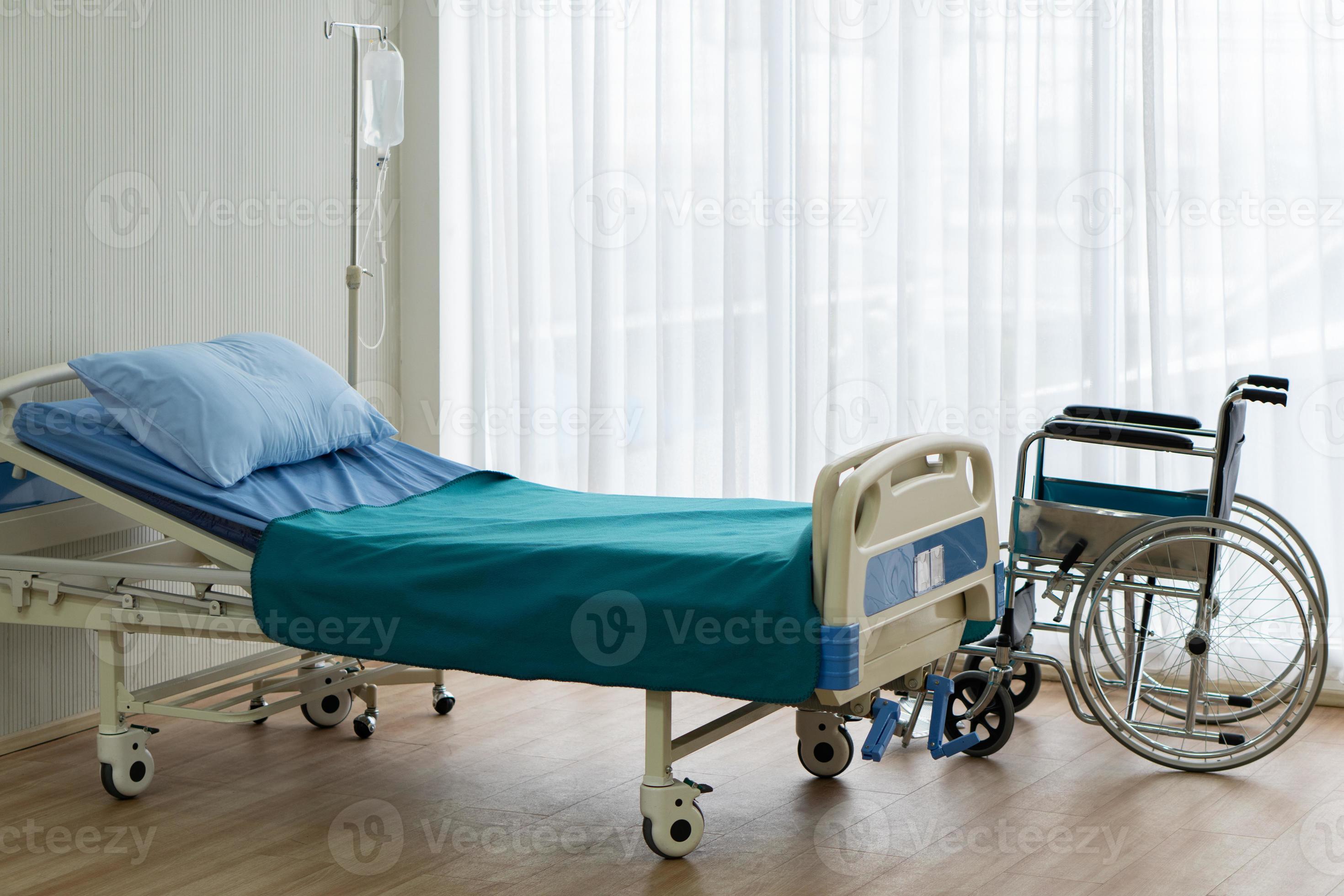 cama y silla de ruedas en el hospital foto