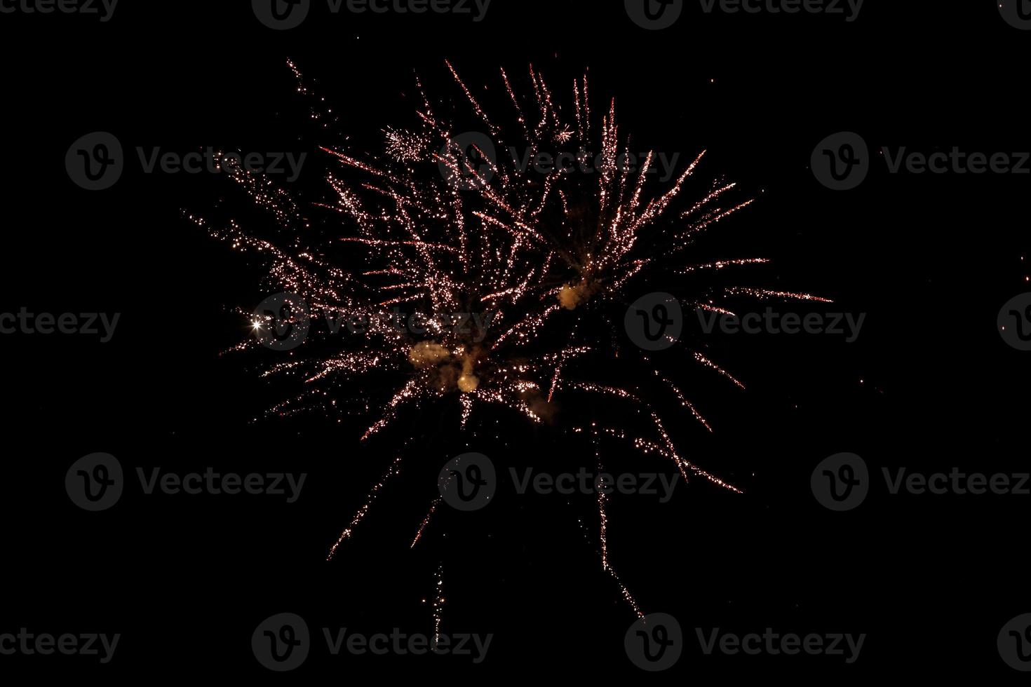 fuegos artificiales rojos sobre fondo negro foto