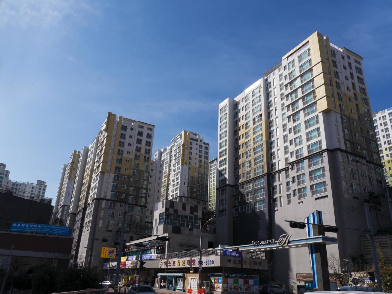 edificios en la ciudad de yeosu, corea del sur foto