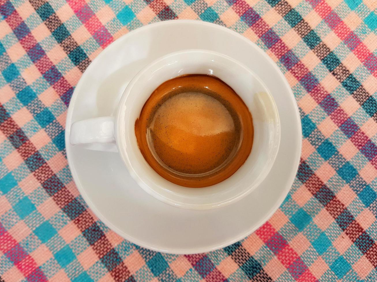 una taza de cafe en la mesa foto