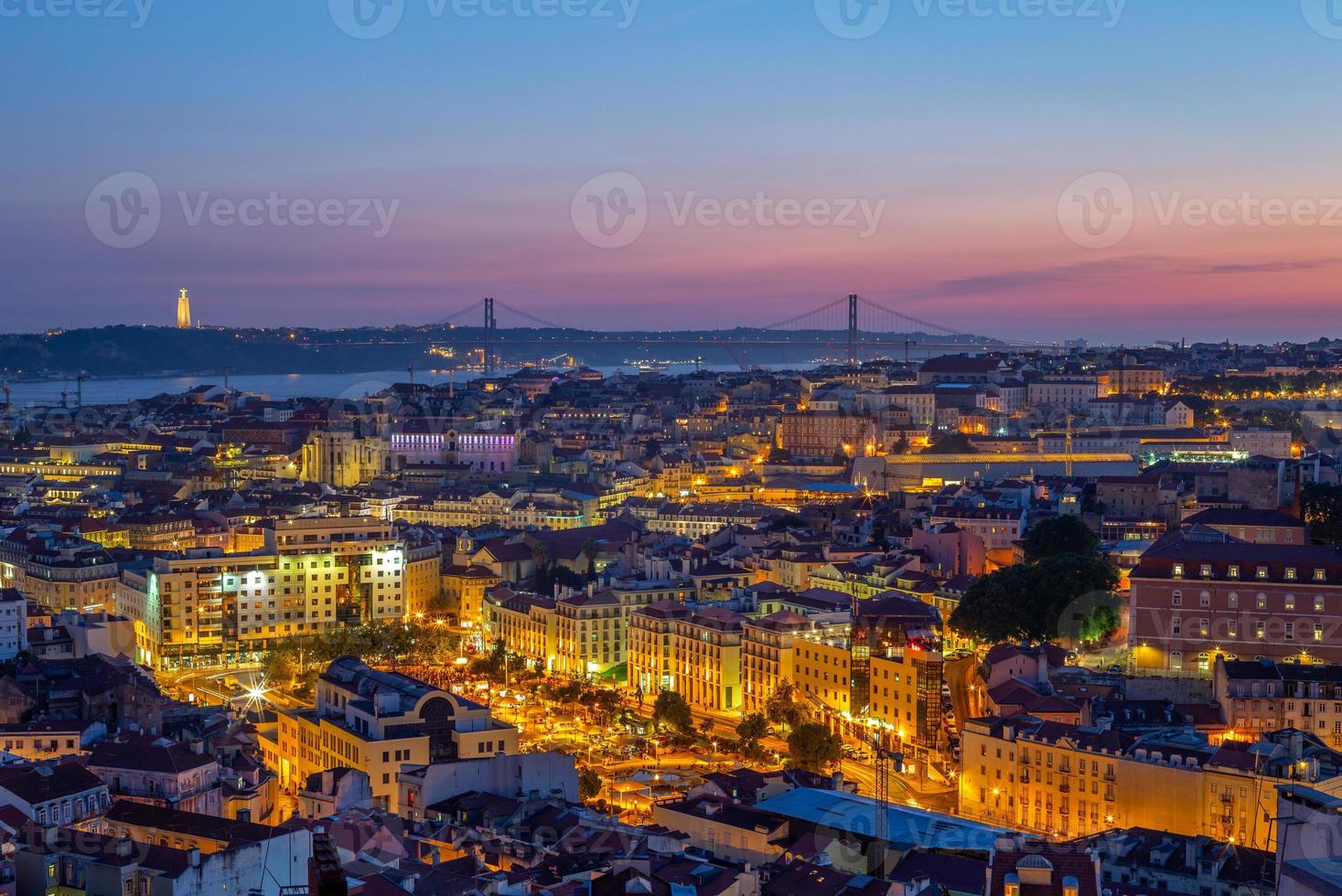 Horizonte de Lisboa en el crepúsculo en Portugal foto