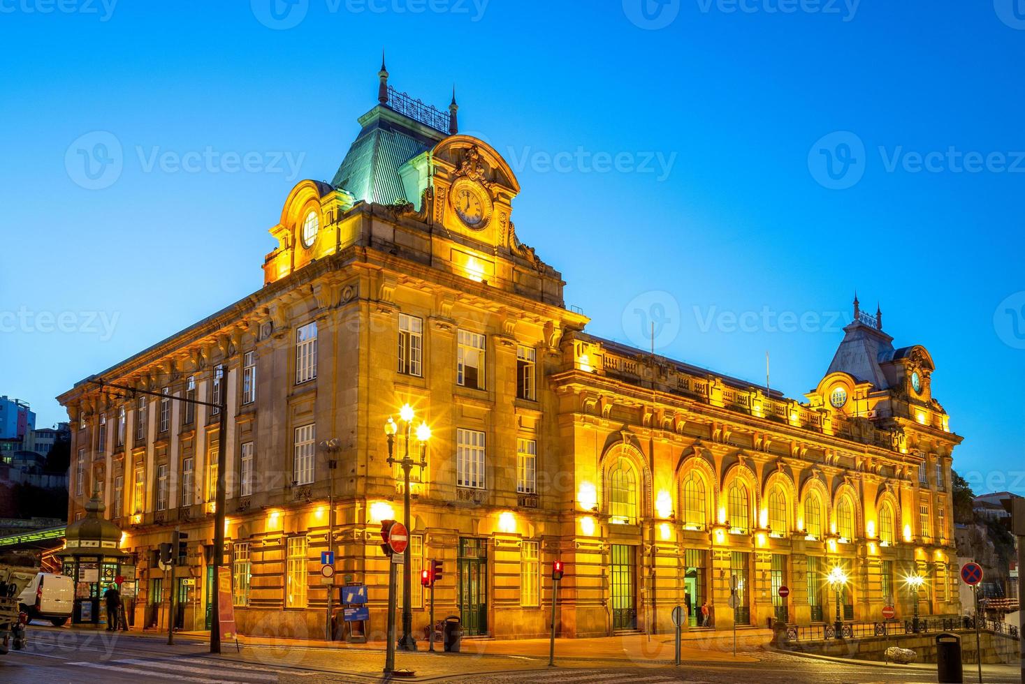 Vista nocturna de la estación de Sao Bento en Porto, Portugal foto