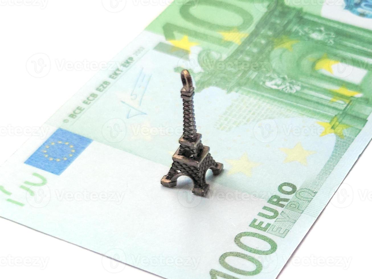 estatua de la torre eiffel en el billete de 100 euros. una buena ilustración para el negocio del turismo. foto