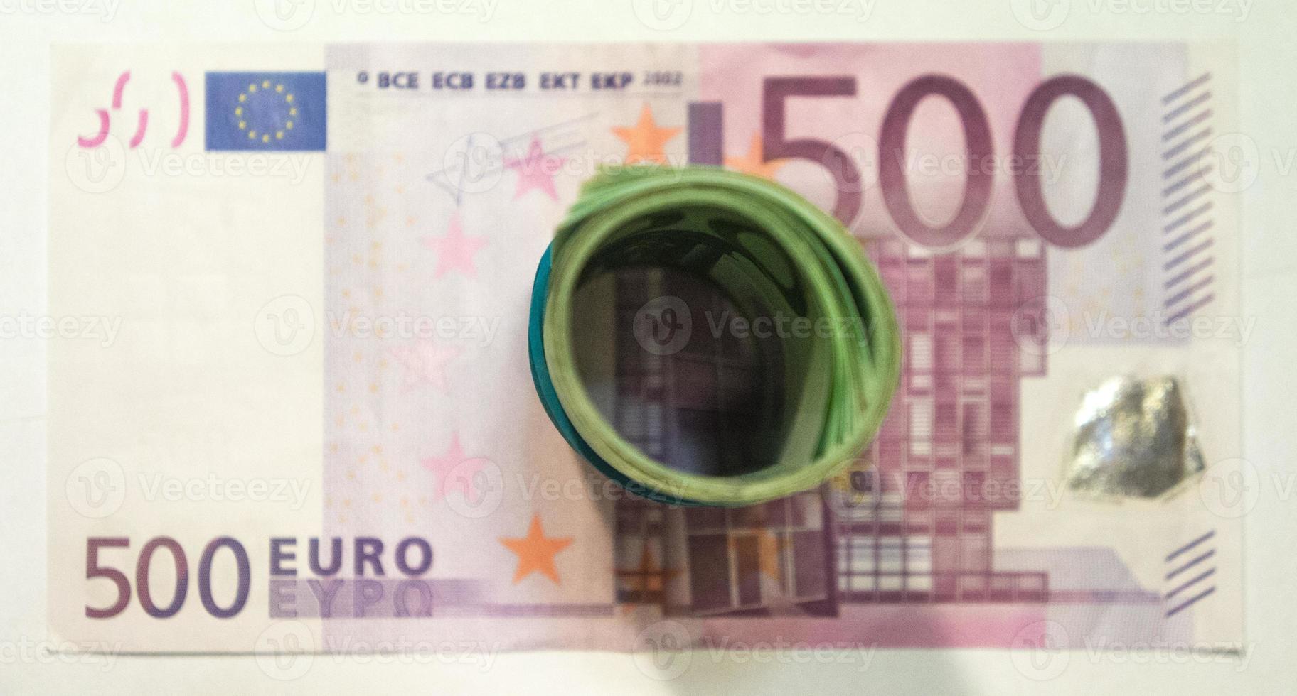 Un montón de billetes en euros sobre fondo blanco. foto