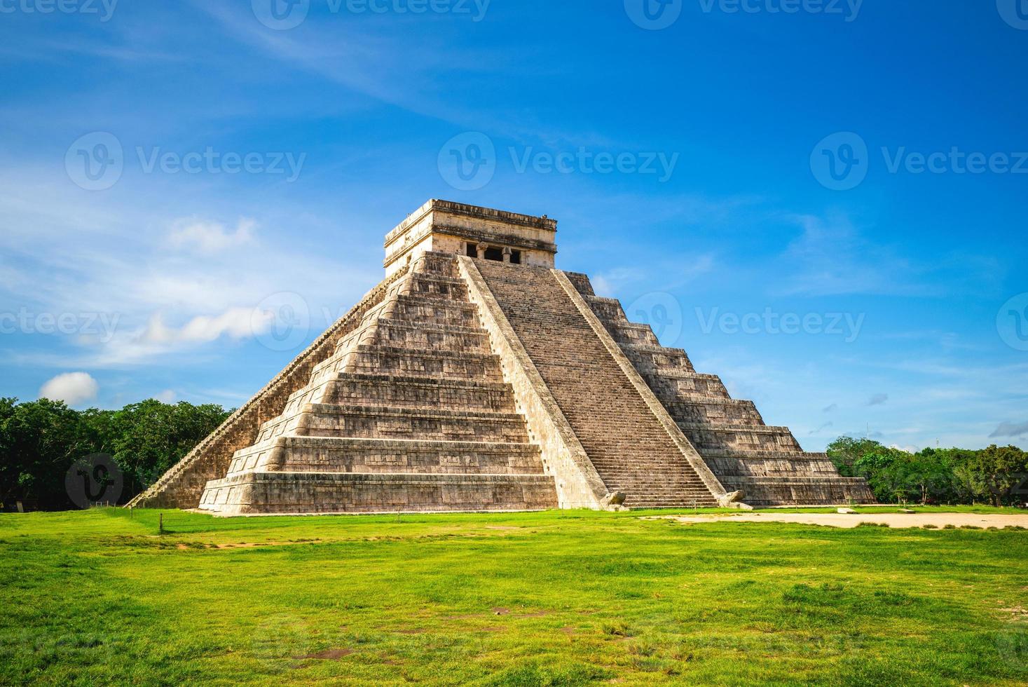 El castillo, el templo de Kukulcán en Chichén Itzá en México foto