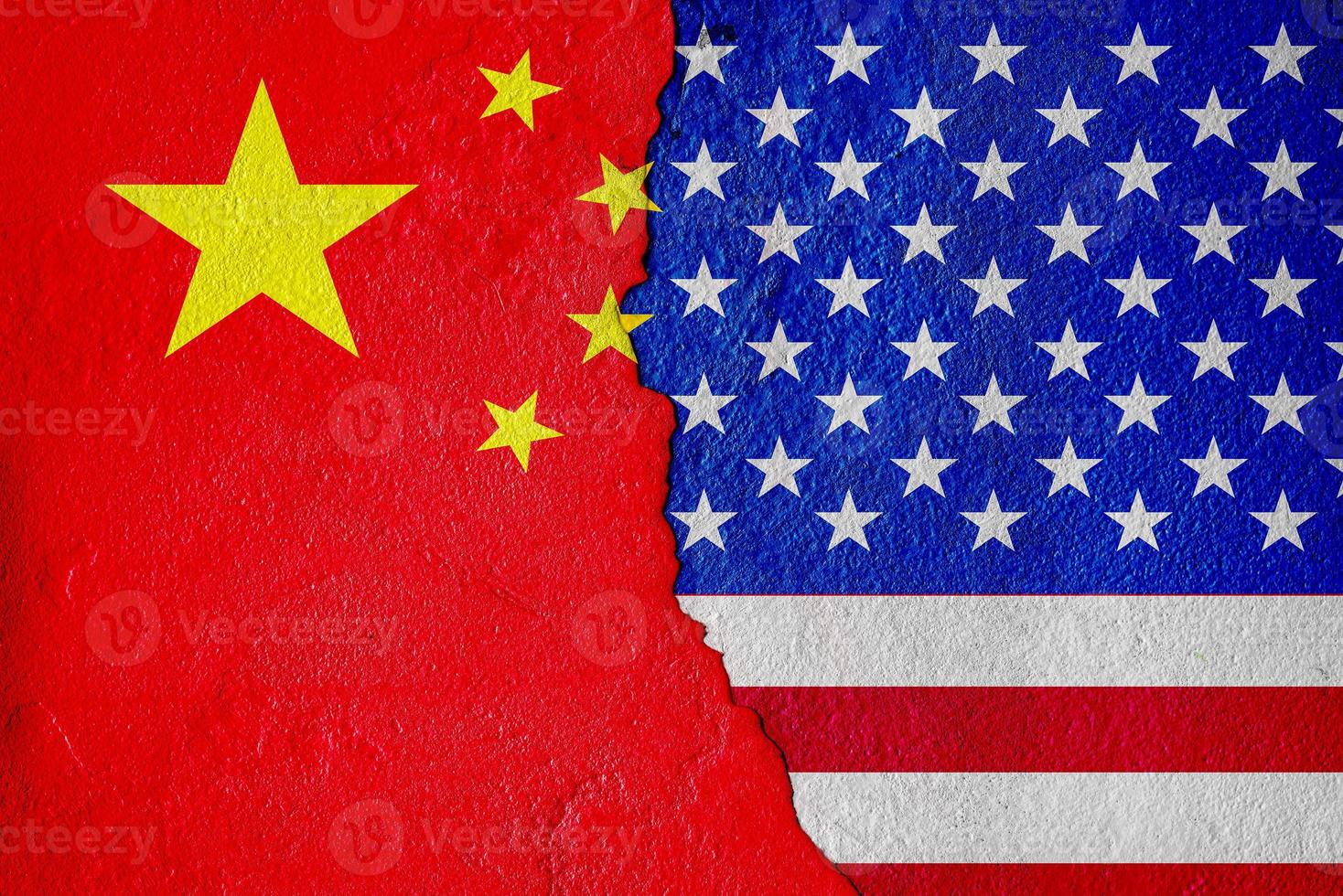 la bandera de los estados unidos de américa y la bandera de china y la batalla económica pintar en las paredes agrietadas técnica mixta foto