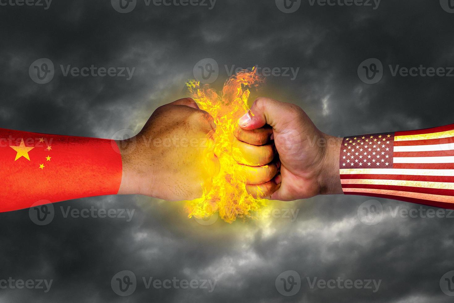 la bandera de los estados unidos de américa y la bandera de china y la lucha económica pintada en el puño o mano mixta foto