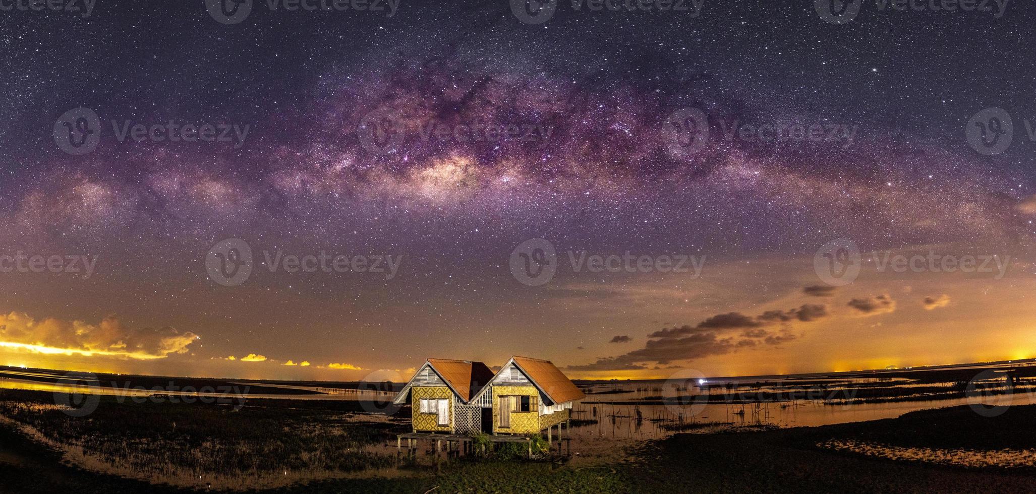 La Vía Láctea -puente sobre Thale Noi y casas gemelas, provincia de Phatthalung, Tailandia- en un día claro y claro foto