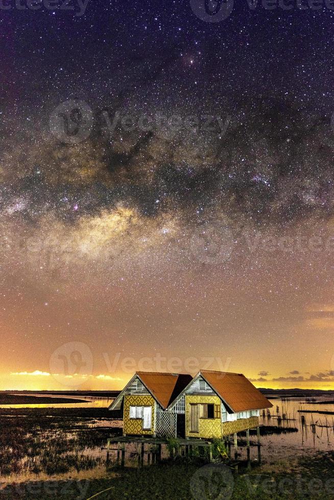 La Vía Láctea -puente sobre Thale Noi y casas gemelas, provincia de Phatthalung, Tailandia- en un día claro y claro foto