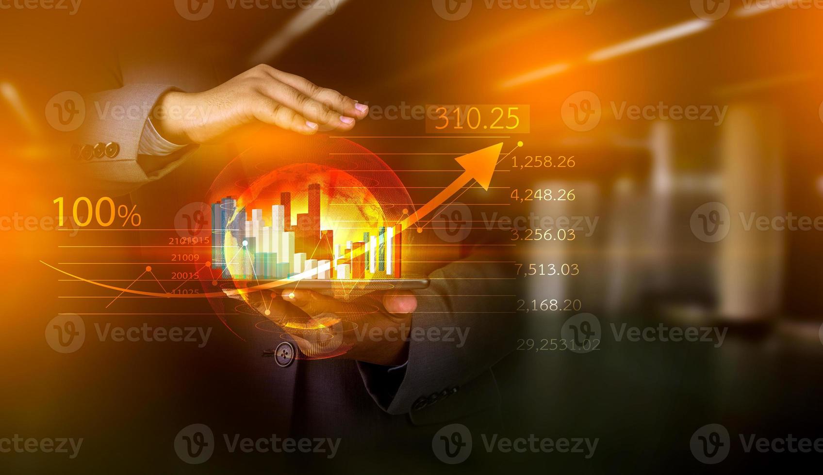 los empresarios sostienen una tableta, plan y estrategia y muestran hologramas virtuales de estadísticas, gráficos financieros, valores y gráficos sobre un fondo oscuro. el concepto de crecimiento empresarial foto