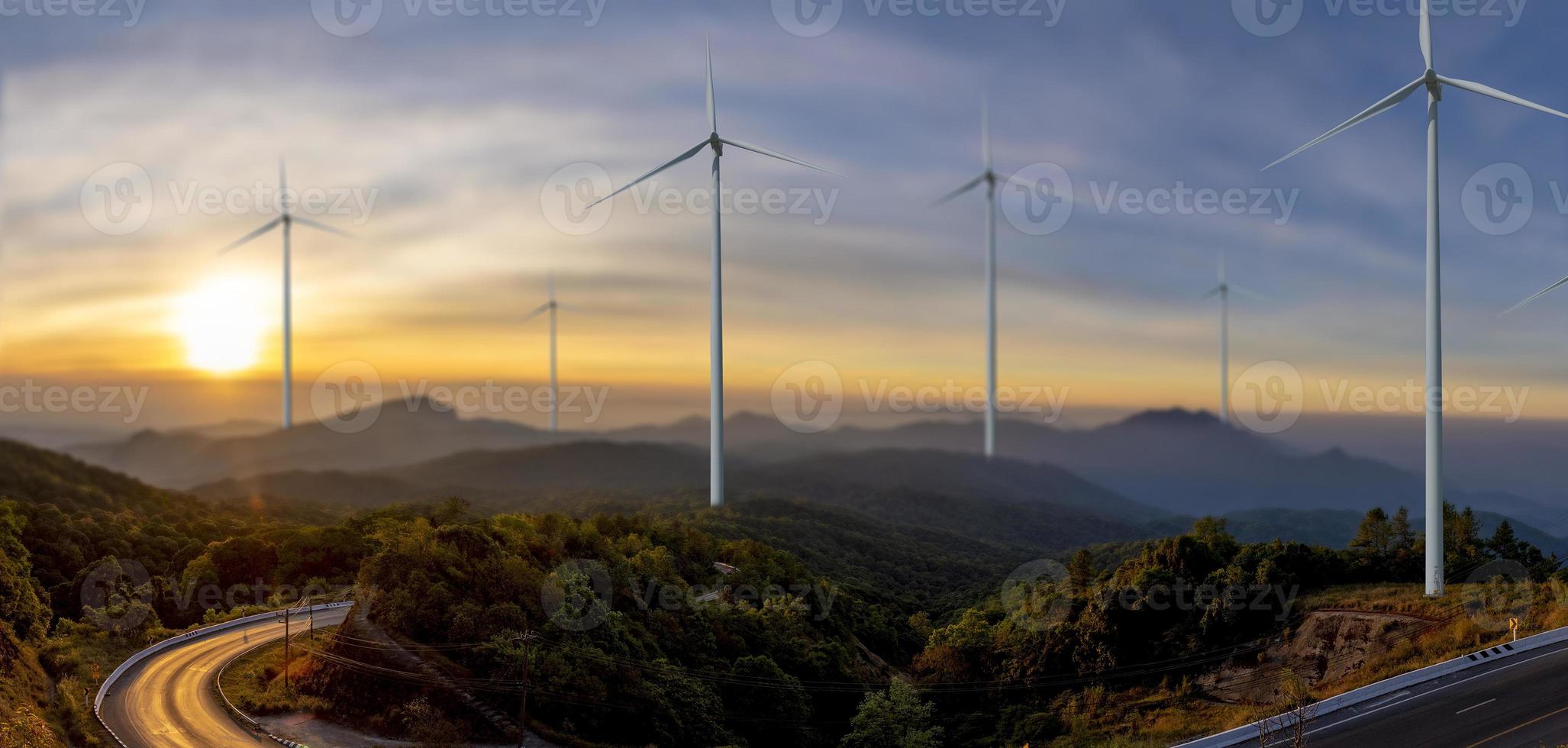 turbina eólica o energía eólica traducida en electricidad, la protección del medio ambiente hace que el mundo no sea caliente. foto