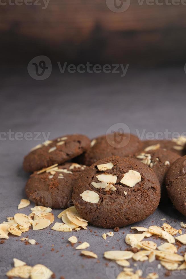 Galletas dulces de nueces de almendra sobre mesa de madera foto