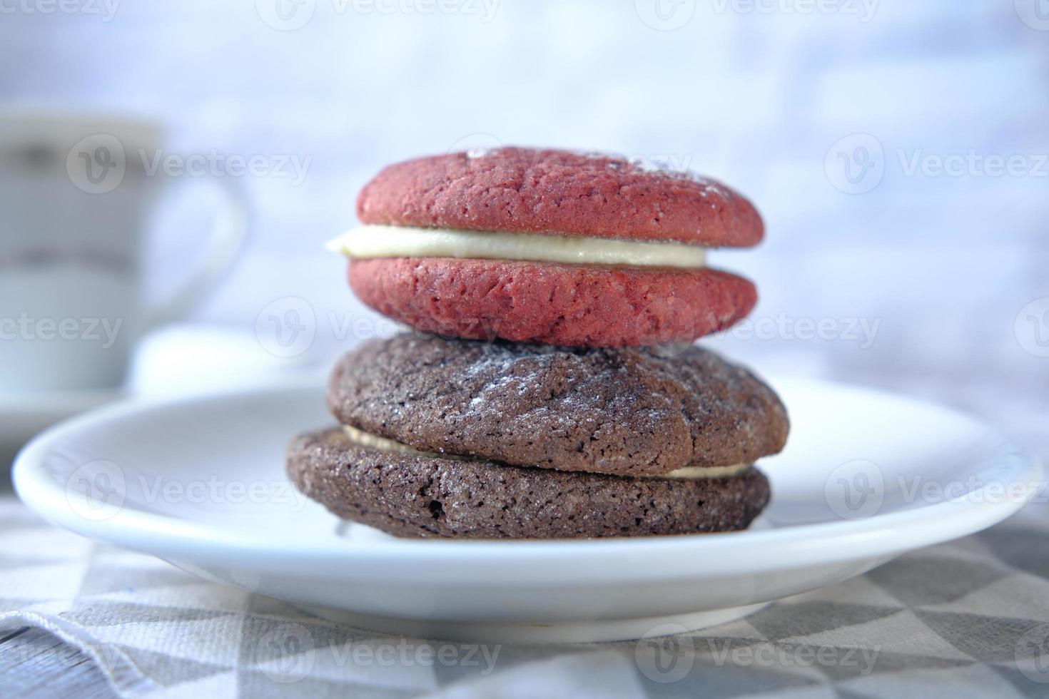 Cerca de galletas y té en la mesa foto