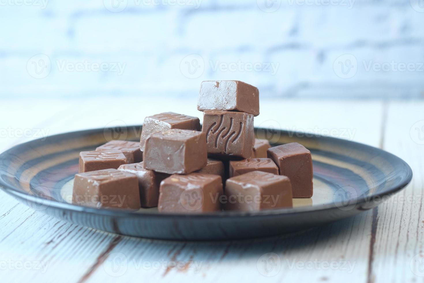 trozos de chocolate negro en un plato. foto