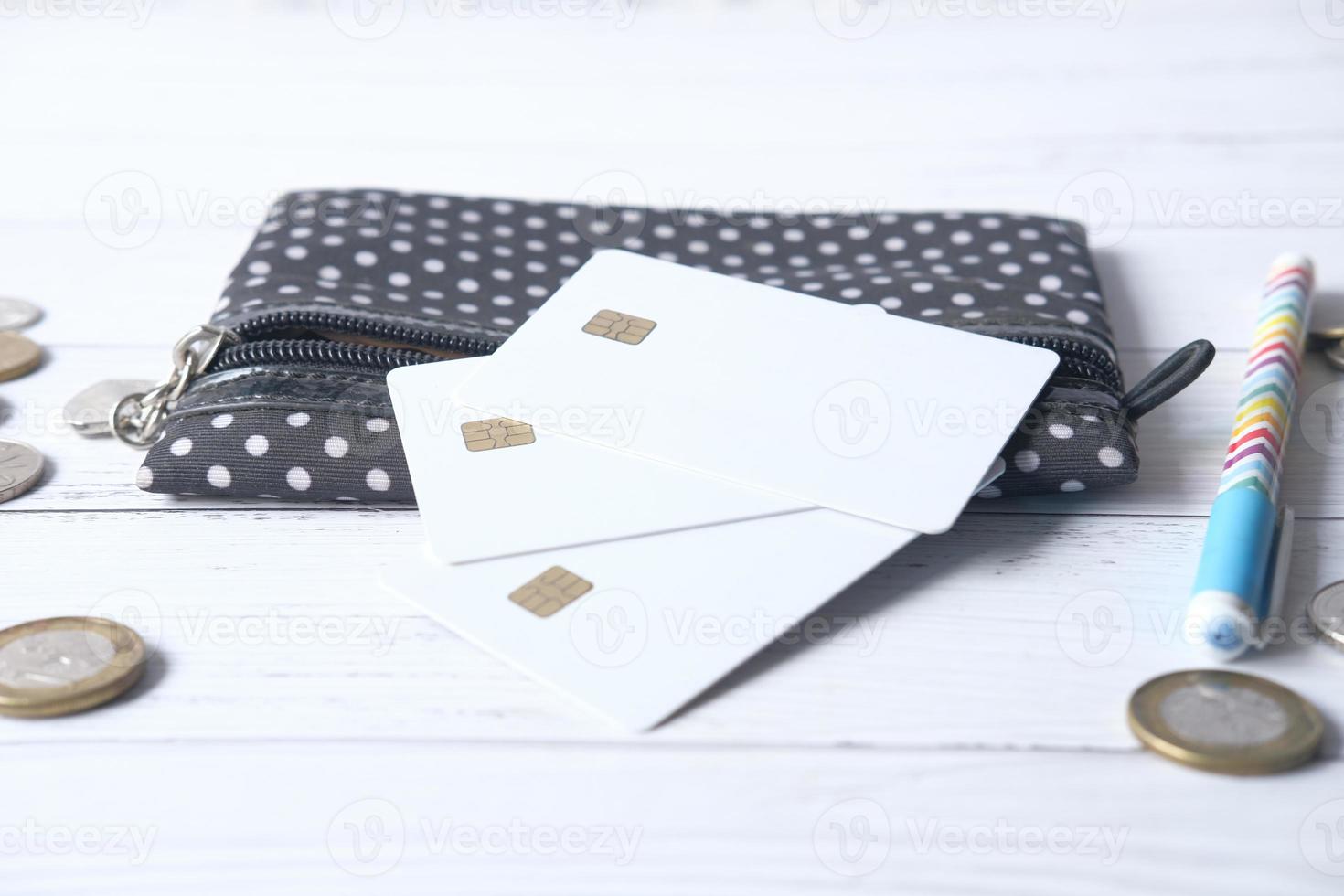 Cierre de tarjetas de crédito en la billetera sobre fondo de madera foto
