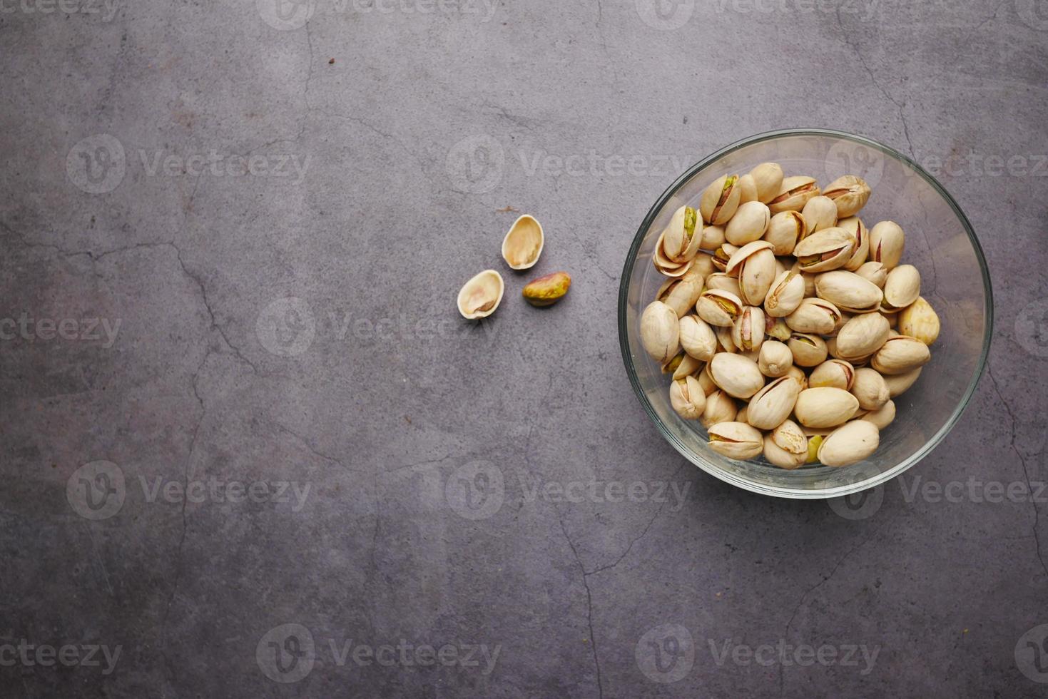 Detalle de disparo de pistachos en un tazón foto