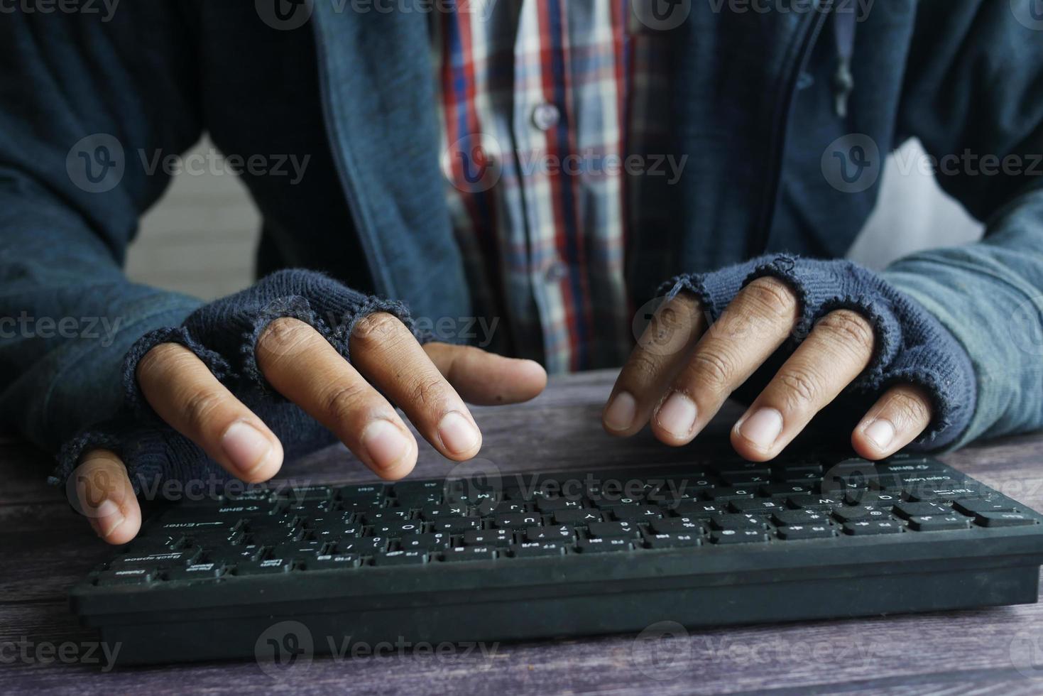 Mano de hacker robando datos de la computadora portátil de arriba hacia abajo foto