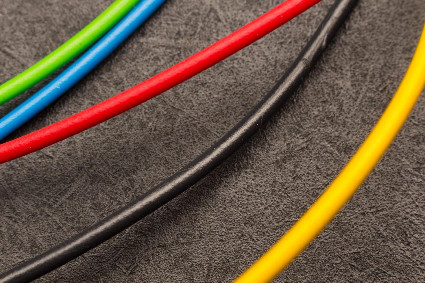 trozos de cables eléctricos de colores foto