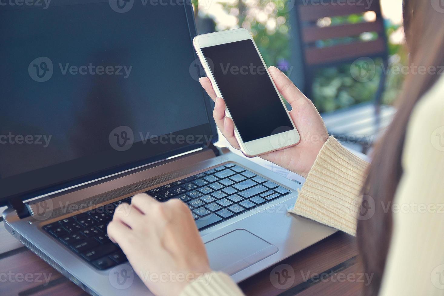 Cerrar mujer sosteniendo smartphone simulacro de especificación de copia en pantalla foto