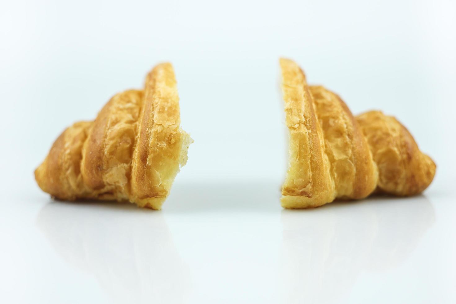 Croissant liso sobre fondo blanco. foto