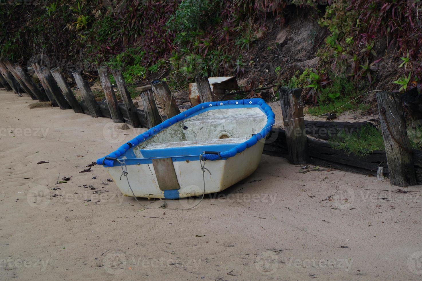 bote en la orilla del arroyo beelbi en toogoom foto