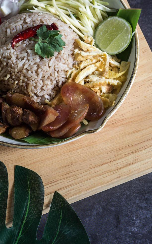 arroz mezclado con pasta de camarones - comida tradicional tailandesa foto