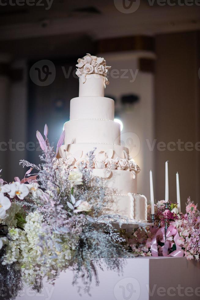 Hermoso pastel de bodas con fondo borroso foto