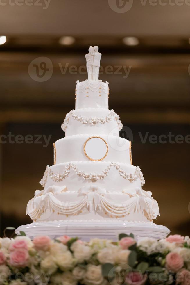 Hermoso pastel de bodas con fondo borroso foto