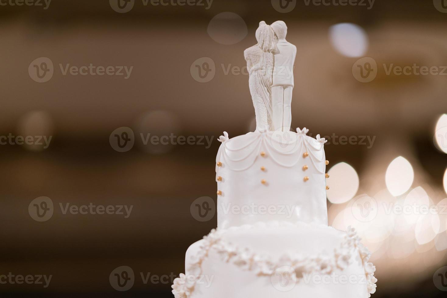 pastel de muñecas de boda, pareja de amor, osito de peluche en el pastel de bodas foto