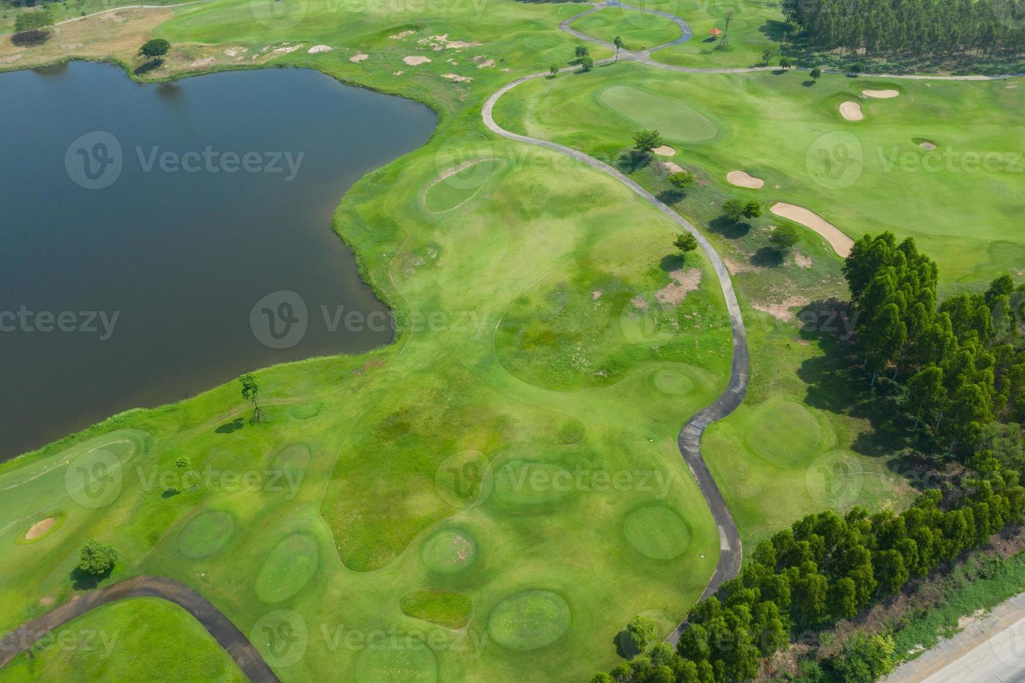 Vista aérea del dron volador del campo de golf. foto