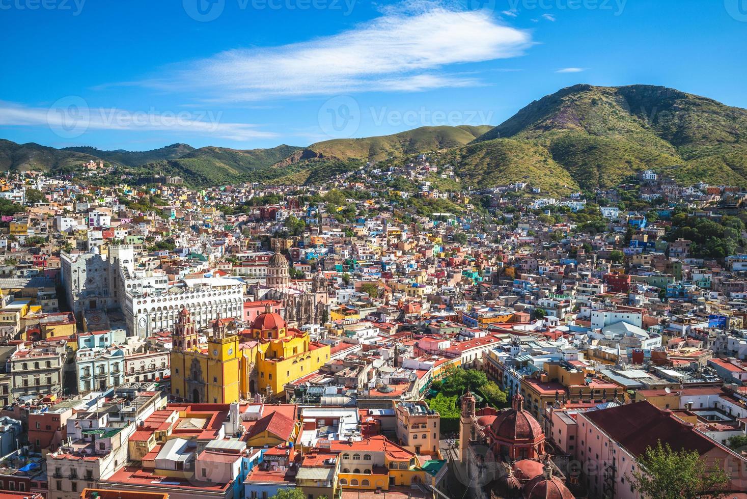 vista aérea, de, guanajuato, con, catedral, en, méxico foto