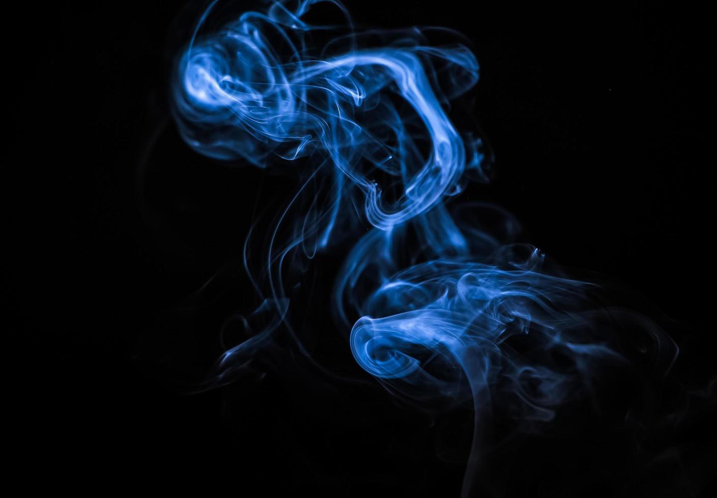 hermoso humo azul sobre un fondo negro, la tendencia del color del año foto