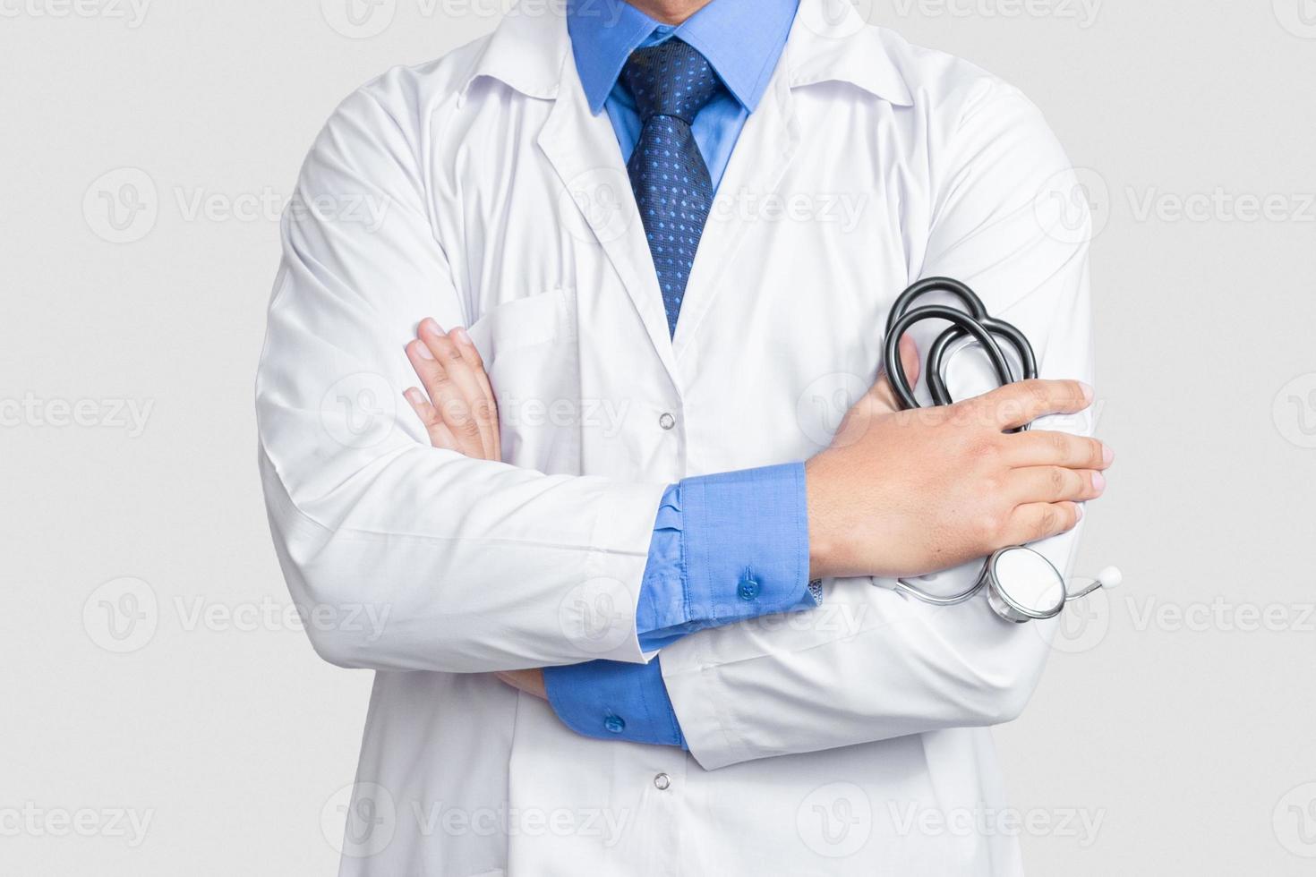 Doctor sosteniendo estetoscopio en la mano sin rostro foto