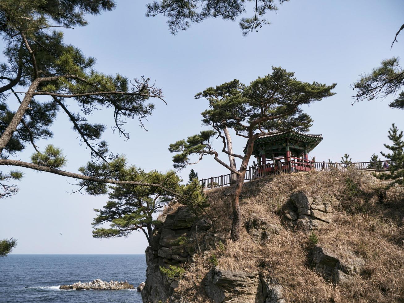 hermoso lugar en el templo de naksansa, corea del sur foto