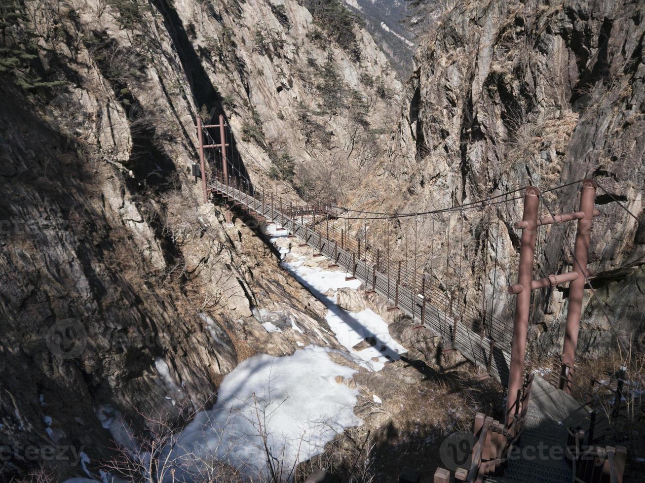 puente colgante en las hermosas montañas seoraksan. vista desde arriba foto