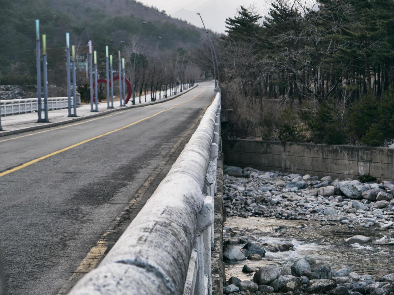 el viejo puente bajo el río de la montaña. ciudad de sokcho, corea del sur foto