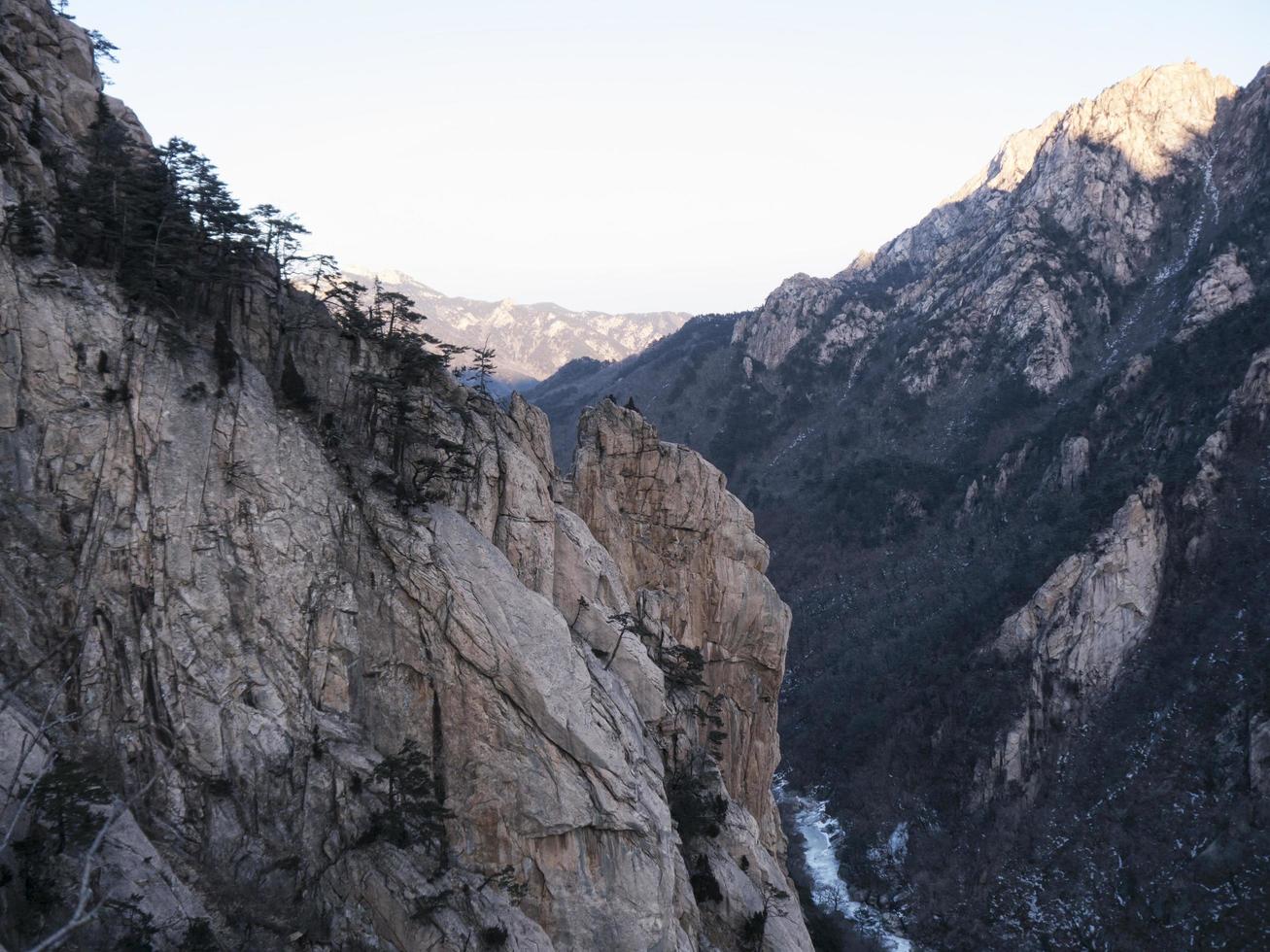 Hermoso panorama de montaña en el parque nacional de Seoraksan, Corea del Sur foto