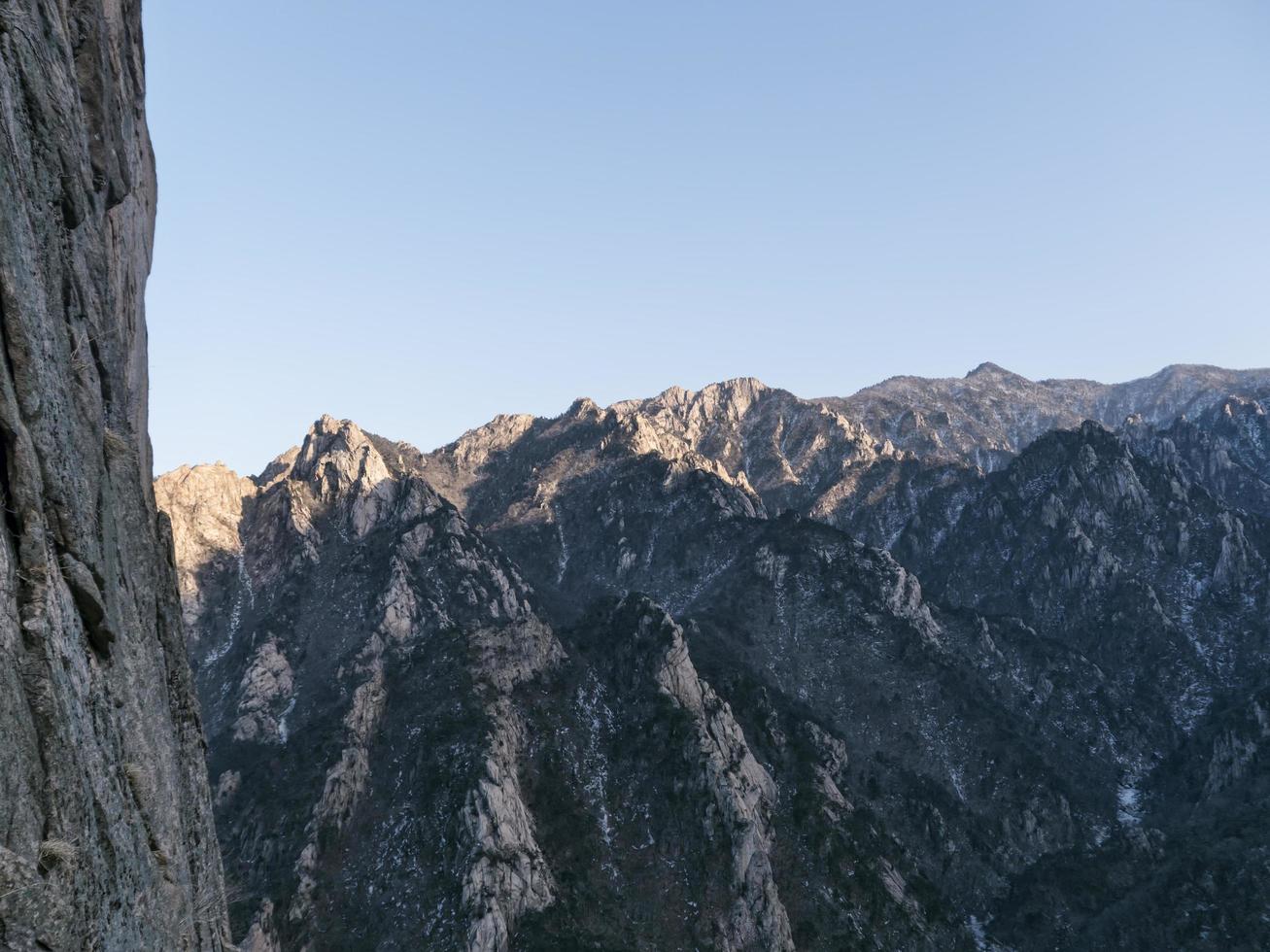 Hermoso panorama de montaña en el parque nacional de Seoraksan, Corea del Sur foto