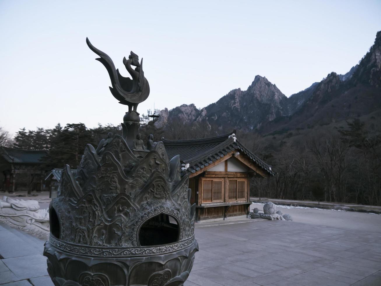 Escultura de gallo en el templo de Sinheungsa. parque nacional de seoraksan. Corea del Sur foto