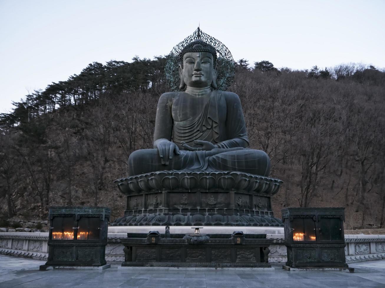 gran estatua de buda en el parque nacional de seoraksan. Corea del Sur foto