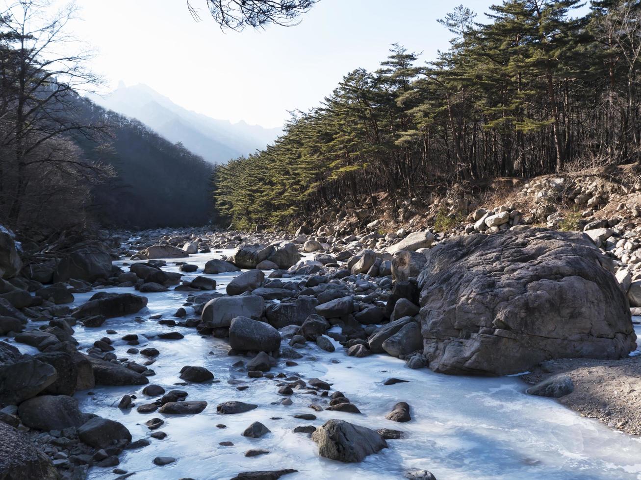 Río de montaña congelada en el parque nacional de Seoraksan, Corea del Sur foto